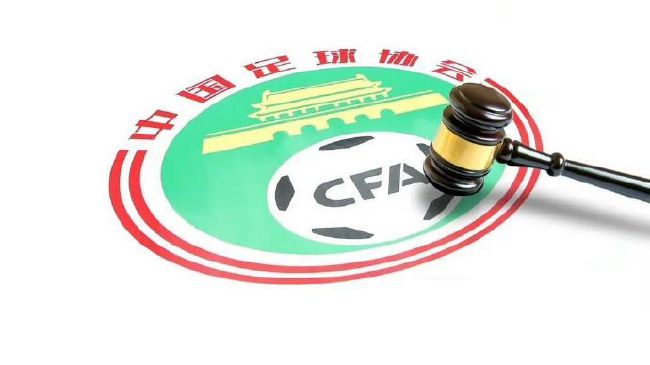 目前我们的后防线人手短缺，在这个比分下，我们必须做出一些调整，并给其他球员一些休息时间或者出场时间。